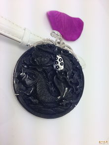 現(xiàn)代精品老坑墨翠連年有余大牌子掛件吊墜 圖片鑒賞與市場價格分析