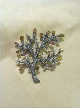 愛珠寶就要秀出來 彩寶鉆石翡翠電梯，美不勝收