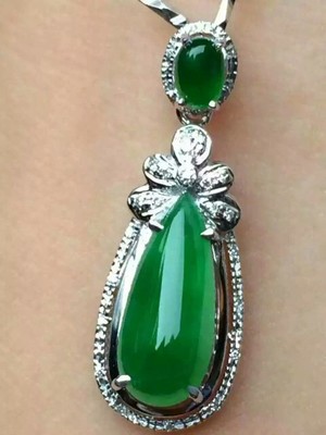 當(dāng)東方雅韻遇見時(shí)尚頸間 淺析翡翠吊墜的恒久魅力